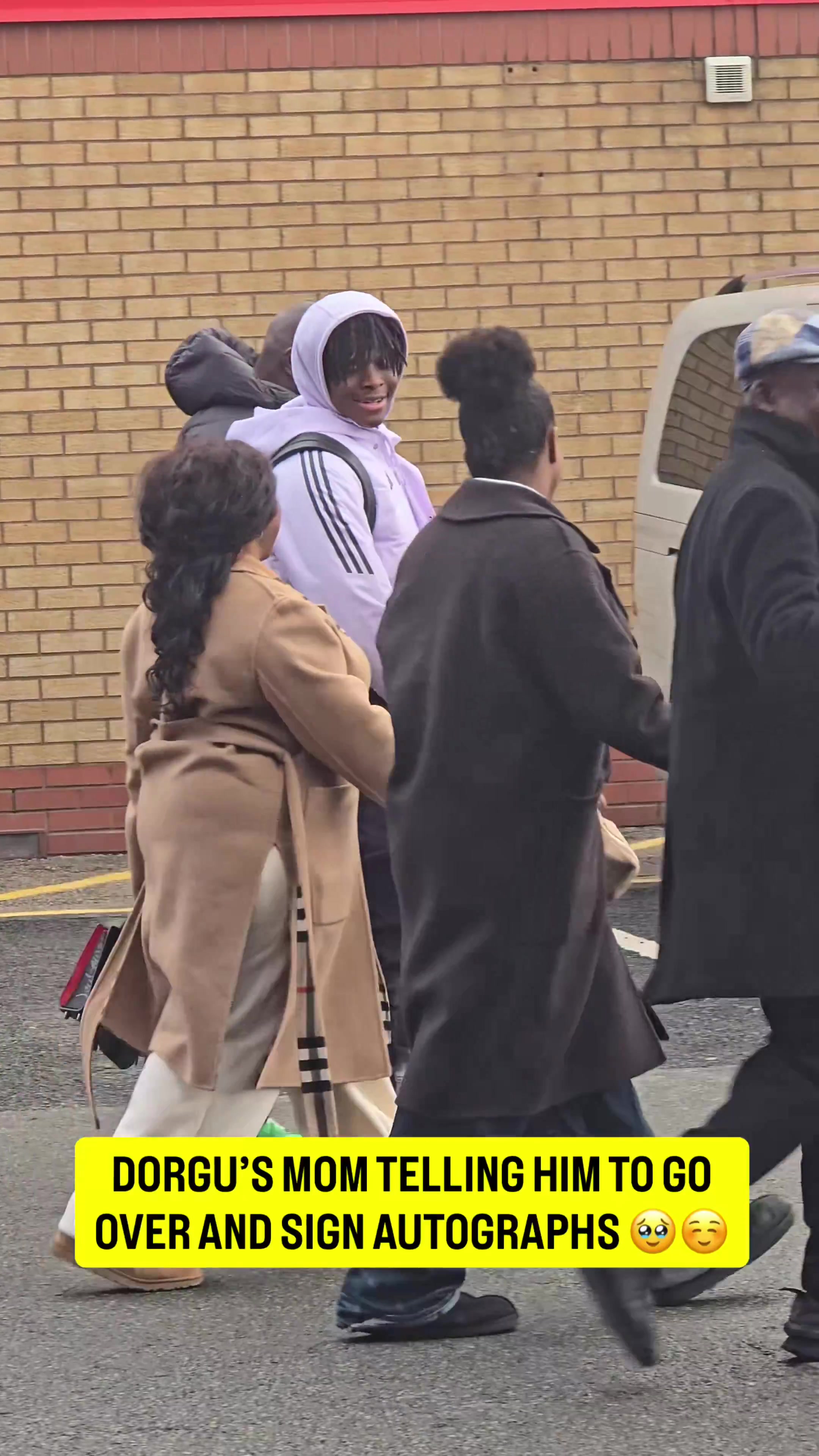 yl7703永利-听妈妈的话！在母亲的要求下，多尔古为球迷签名
